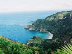 さらにバイクを走らせ、今度は東海岸へと向かう。しばらくして辿り着いたのは、初寝浦展望台への入口。そこから歩いて展望台へと向かったが、なかなか大変な道程であった。苦労して訪れた初寝浦展望台からは、眼下に初寝浦の砂浜が見えた。そこまで歩いて行けるらしいが、帰りの登りを考えると怖いので諦める。