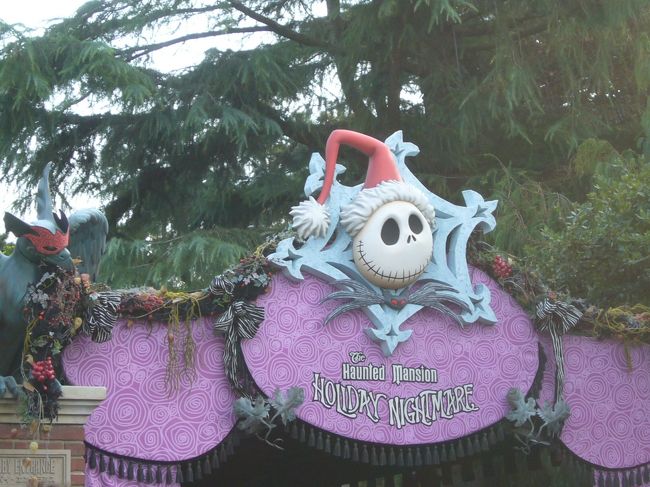 ホーンテッドマンションは1／7まで「ホリデーナイトメア」に変身！でも三時間待ちです。昼前にはファストパスも終了していました…