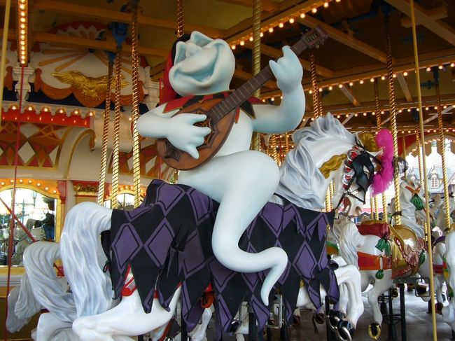 ファンタジーランドのメリーゴーランドにもゴーストが！！