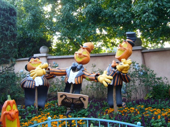 トゥーンタウンの入口を入ったところ。ここも写真スポット。<br />仮装している子供達も多かった