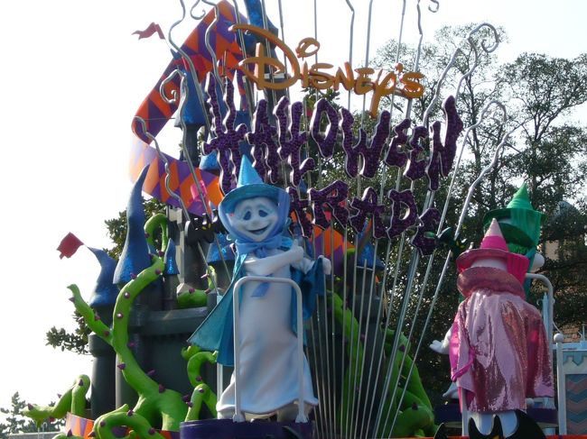 【ハロウィンパレード　“スクリーム＆シャウト”】<br />▼ゴーストが乗っ取った、ロゴフロートの登場！