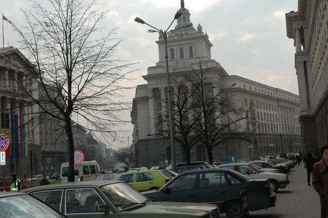 ソフィアの街の中心地がスヴェタ・ネデリヤ広場です。その正面にあるのが旧共産党本部の建物で、とても威圧的な感じの建物です。