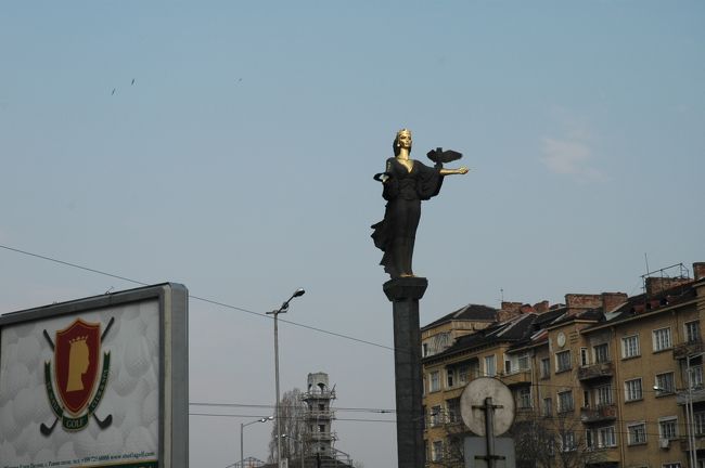 ソフィアの中心地、スヴェタ・ネデリャ広場の中心にはこのような銅像が建っています。旧共産党の名残のように思われます。
