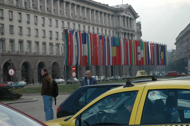 ソフィアの高級百貨店、ツム・デパートです。デパートの広告らしきものが全く見当たりません。中の照明は薄暗く、商品の数もとても少なかったようです。写真撮影を禁止されました。