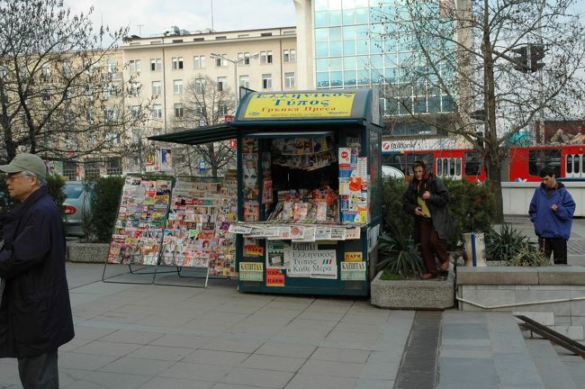 ソフィアの中心地、スヴェタ・ネデリャ広場の新聞売場です。ブルガリアではどこへ行ってもこのような新聞売場がよく見かけられます。
