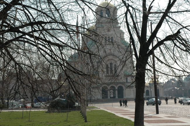 アレクサンドル・ネフスキー寺院です。バルカン半島で最も美しい寺院です。ブルガリア独立のきっかけとなった露土戦争で戦死した２０万人のロシア兵士を慰霊する目的で建立されたものです。