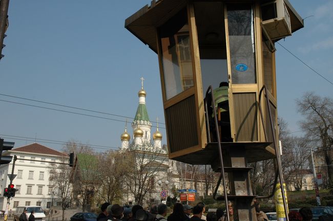 交差点にはこのような交通整理をする高い見張りの場所があります。