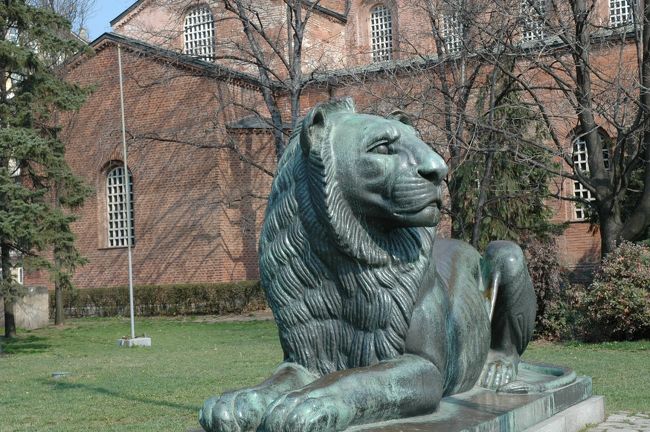 聖ソフィア教会の前にライオン像があります。ライオンはブルガリアの象徴です。