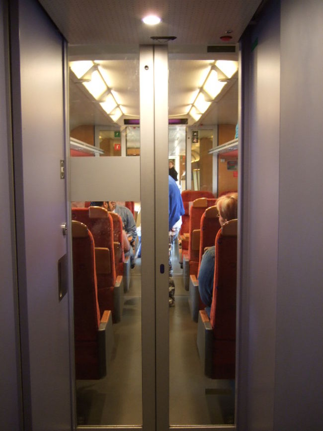 列車の中をウォッチング開始。