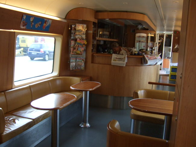 食堂車です。ここで食事しながら景色を見るのもいいかも。