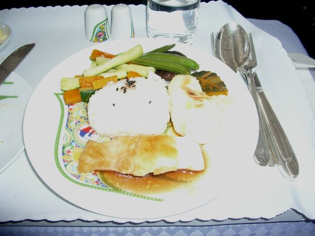 続いてやってくるのがいよいよ洋風のメインディッシュ。魚はスズキだった。洋風なのに何故か照り焼きソースという所が気になったがとても美味しかった。ただ野菜の盛り付けはもう少し綺麗に盛り付けたほうが良いような・・・。<br /><br />　　せっかくカボチャが木の葉のように綺麗に切られていたりするので。シイタケも細工されているのにえんどう豆の下に隠れているのは少しもったいない。<br /><br />出発前のラウンジでビールやおにぎりをつまんでいたので、この時点で既にかなり満腹の状態。ラウンジでの食べすぎには注意しよう。<br />