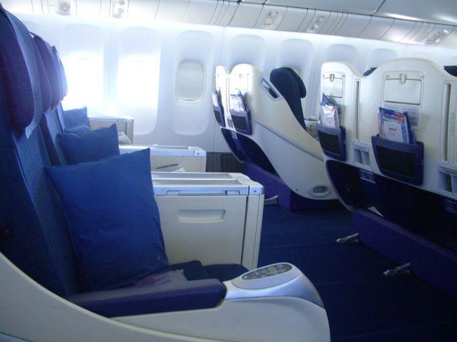 シートの間隔はとても広く、余裕のスペース。エンターテイメントも音楽、ゲーム、映画等350チャンネルもあるようだ。6時間のフライトではとても全てを堪能できない。
