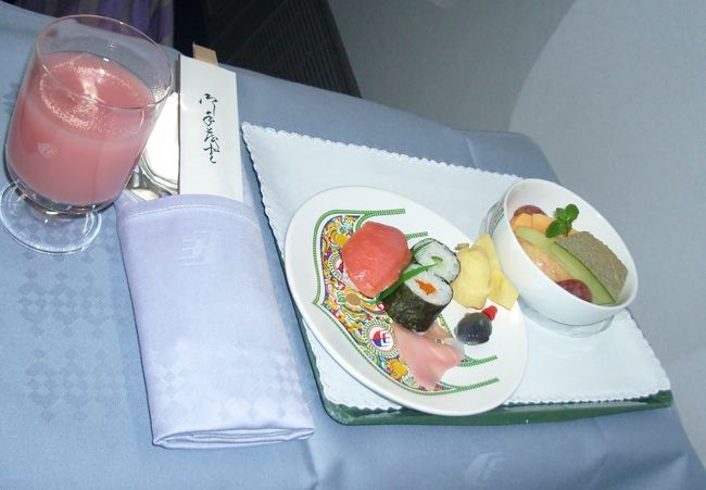 到着前に最後の配膳が行われる。出てきたのが寿司とフルーツの盛り合わせ。飲み物はグァバジュースを選択した。この他にアイスクリームも出てきてた。<br /><br />MH搭乗前のクアラルンプール国際空港のゴールデンラウンジは本当にすばらしい。フワフワのソファに豊富なミールメニュー、マッサージルームやシャワールーム、インターネット、キッズルームまで完備してる。さすが五つ星のラウンジは違った。飲み物はどれだけ置いてあるのか良くわからなかったが、かなりの品揃えがある。ミールは空港内のレストランは全く不要！、ここでの無料の食事で十分だ。麺類やパン、サンドイッチ、スモークサーモン、スナック、デザート・・・、これでもかというほど種類あった。<br /><br />　利用価値が高いのはシャワールーム。入口でバスタオルや石鹸類,男性ならヒゲソリももらえ助かる。<br /><br />　夜便利用する場合、日中蒸し暑いクアラルンプールでかいた汗を落とすこともできる。前以て着替えの下着を用意しておけば、更に心地よくフライトに望むこともできる。<br /><br />