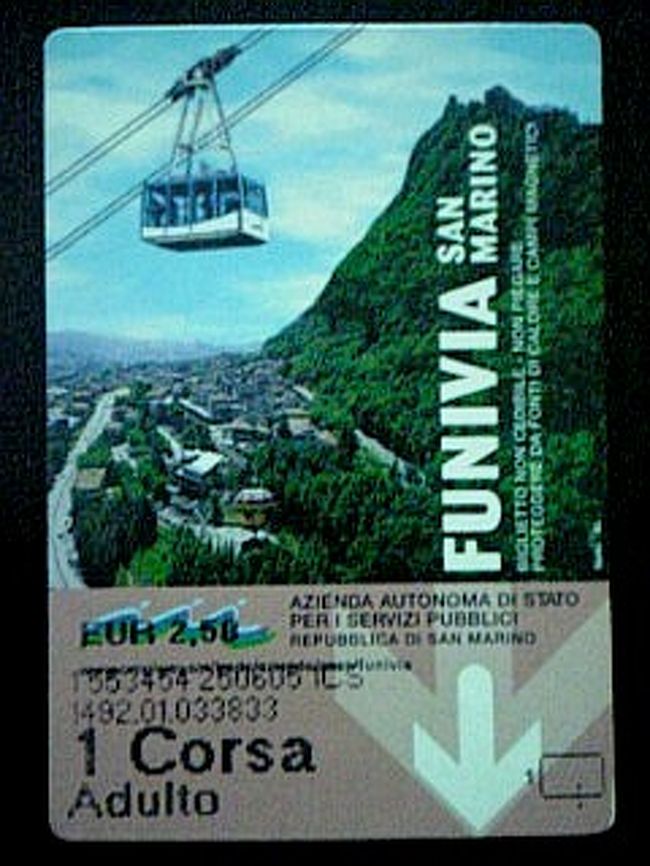 アドリア海岸の街リミニからバスでサンマリノへ向かう。<br />バスターミナルではなく、路上のバス停から出発するので分かりにくい。<br />回数券売捌所のような小屋でバス停の場所を尋ねたら、時刻表と料金表を一枚に印刷した紙を渡され、「乗り場はあっち」と教えられた。<br />やけに手馴れた感じだったので、バス停の場所を尋ねに来る外国人は多いのだろう。<br /><br />バスの本数はトーマスクックに載っている便が全て。<br />意外と少ない。<br />地元民はマイカー、観光客は団体バスがメインだからだろうか。<br />サンマリノの領土は麓の方まで広がっているので、イタリアとの境界線は分かりにくいが、リミニからの道路には国境の表示があった。<br />といっても、「○○温泉へようこそ」みたいな看板にすぎないので、気を付けていないと見落としてしまう。<br /><br />終点の一つ手前の集落で下車し、ロープウェーで山頂のサンマリノ市街へ。<br />このロープウェー、次第に絶景が広がっていく高揚感はあるが、サンマリノの街自体、見晴らしの良い場所なので、景色の悪いバス道路で街まで登って展望台で「わぁ凄い!」の方が感激度は高いかもしれない。