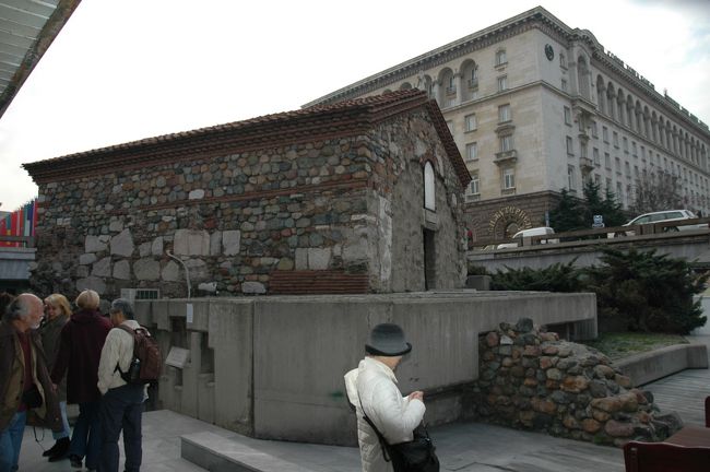 聖ペトカ地下教会です。地下から屋根だけを地表に突き出している半地下式の教会です。オスマン朝の１４世紀の建造物で、イスラム全盛の頃のキリスト教の教会です。