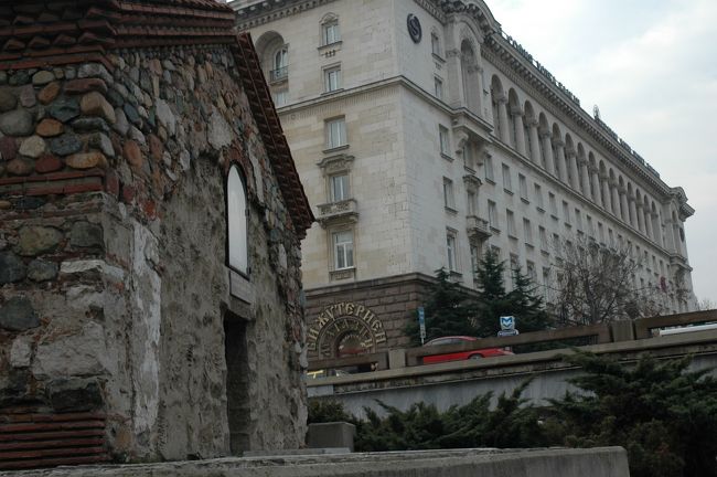 聖ペトカ地下教会は近代的なビルに囲まれ、地下道が整備されています。