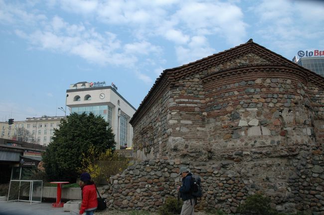 聖ペトカ地下教会の裏側です。