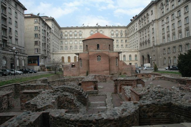 聖ゲオルゲ教会です。シェラトン・ホテルの裏手にあり、周囲をビルに囲まれ、隠れるように建つレンガ造りの教会です。４世紀にローマ帝国によって建設されたものです。