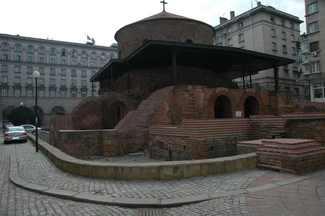 ビルに囲まれた聖ゲオルゲ教会です。