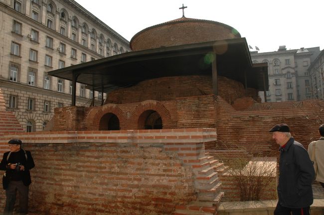 ビルに囲まれた聖ゲオルゲ教会です。