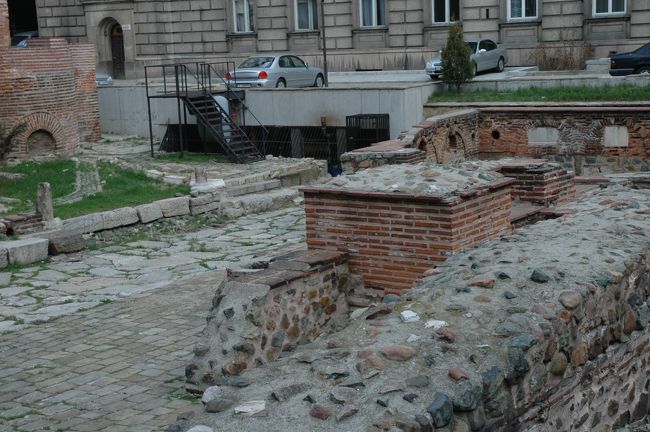 聖ゲオルゲ教会の裏側にはローマ時代の浴場跡が残っています。