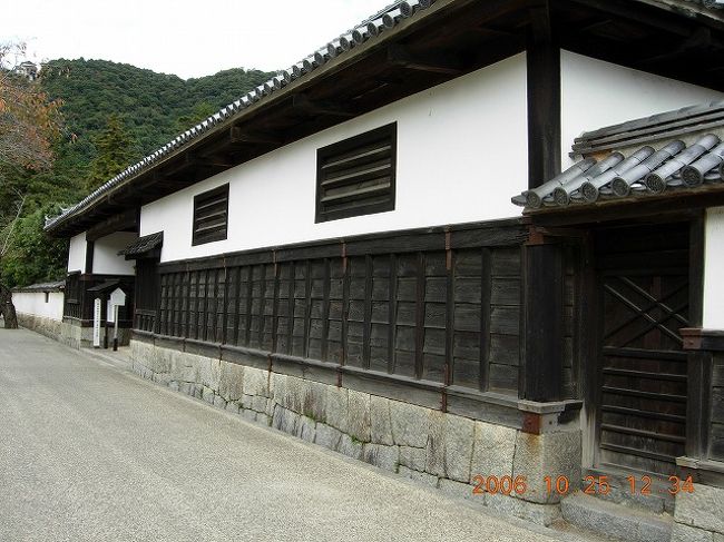 武家屋敷の長屋門です。<br />これで、岩国市が城下町が分かります。