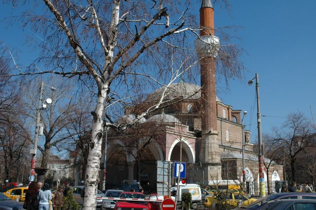 イスラム系の寺院で、「バーニャ・バシ・ジャーミャ」と呼ばれています。１５６６年のオスマン朝時代に建立されました。キリスト教寺院である聖ペトカ寺院が半地下式なのに対して､このイスラム教寺院は堂々とそびえ立っています。