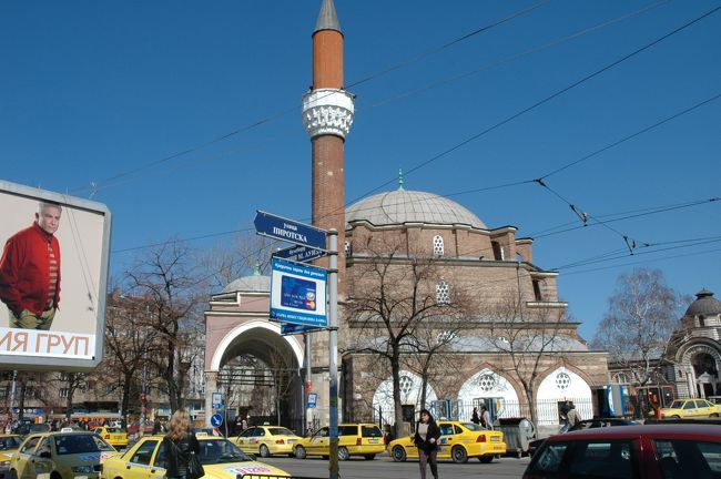 イスラム系寺院・「バーニャ・バシ・ジャーミャ」です。周辺にはトルコ系の住民が多いそうです。黄色のタクシーがソフィアで最も信頼のおけるタクシーです。必ずこのタクシーを利用することを勧めます。他のタクシーなら、まずは料金がボラレルものと思っていて間違いがないそうです。