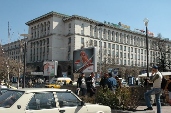 ツム・デパートです。外観からは、デパートの宣伝というものが見られません。