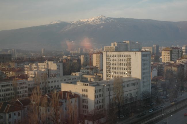 ソフィア市内を一望しています。遠くに聳える２０００ｍ級のヴィトシャ山は、スキー場などの施設があります。