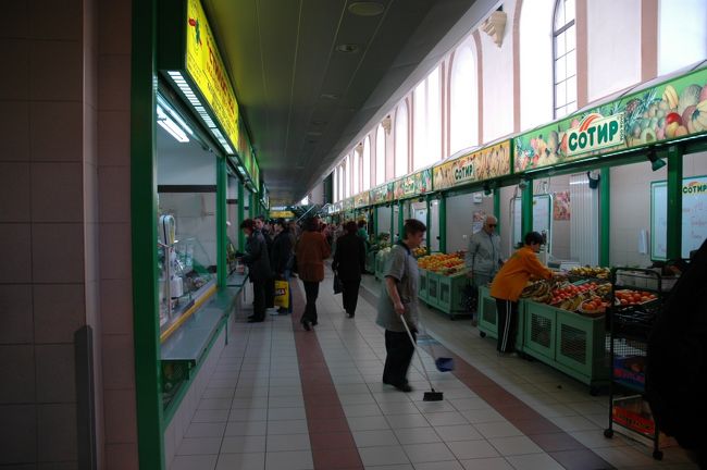 セントラル・ハリは食料品や飲食関係を中心とした１３０店余りのモールになっていて、活気があります。ここは果物店です。