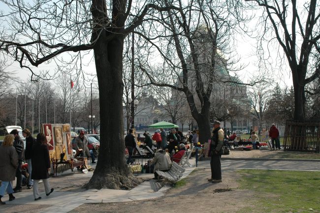 アレクサンドル・ネフスキー寺院の前の道路では、蚤の市が開かれています。毎朝、観光客目当ての露店が並び、連日フイーマーケットのようです。