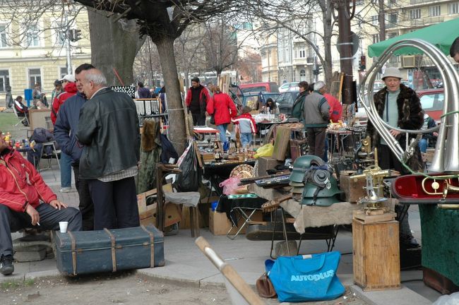 蚤の市です。第二次世界大戦のドイツ兵の鉄兜を売っていました。