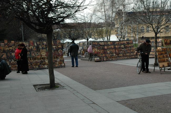 蚤の市です。イコンが並べられています。