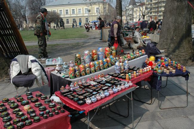 蚤の市です。日本のコケシ人形によく似た人形を売っていました。