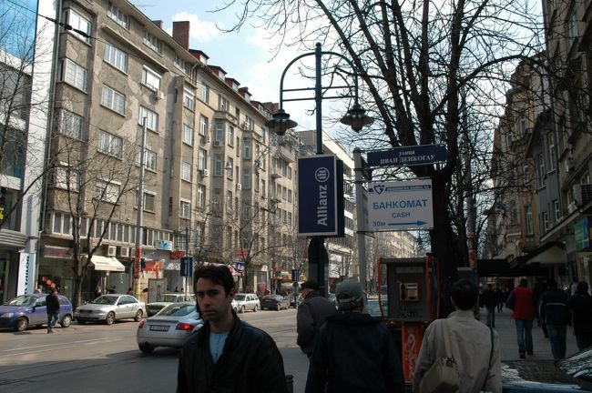 ヴィトシャ通りです。カフェ、レストランやファッショナブルなブティック、土産物屋が並ぶソフィアのメインストリートです。