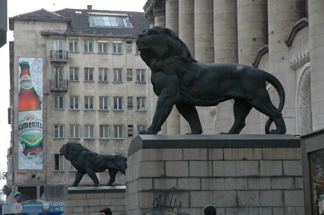 ヴィトシャ通りにある裁判所前のライオン像です。ブルガリアではライオンは国の象徴になっているようです。