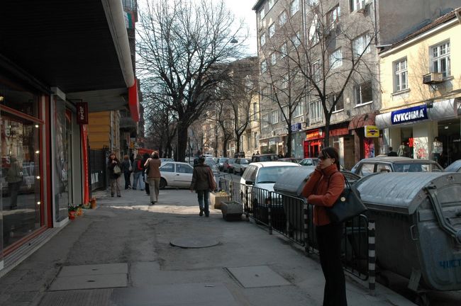 ヴィトシャ通りのようなソフィアのメインストリートの路面ですら、このような凹凸があちこちに見られます。