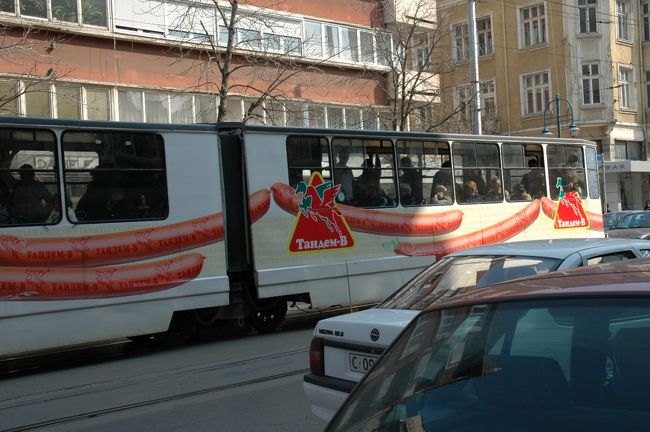 ソフィアの市電の車体広告に巨大なソーセージの広告が見られました。