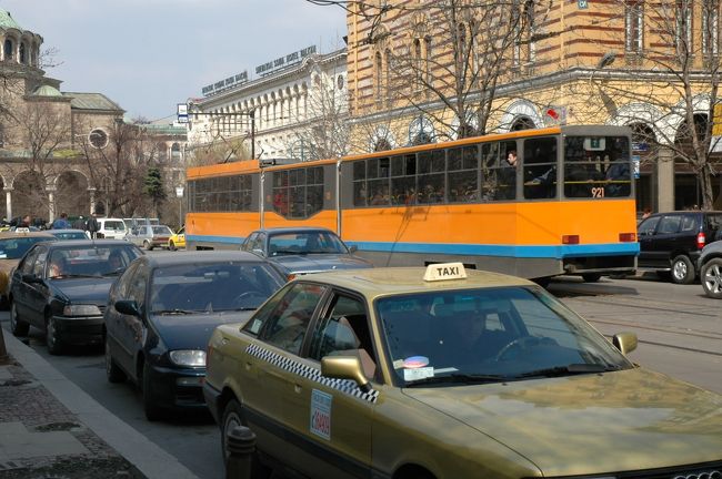ソフィアの黄色の車体の市電です。全く広告らしきものが見えません。