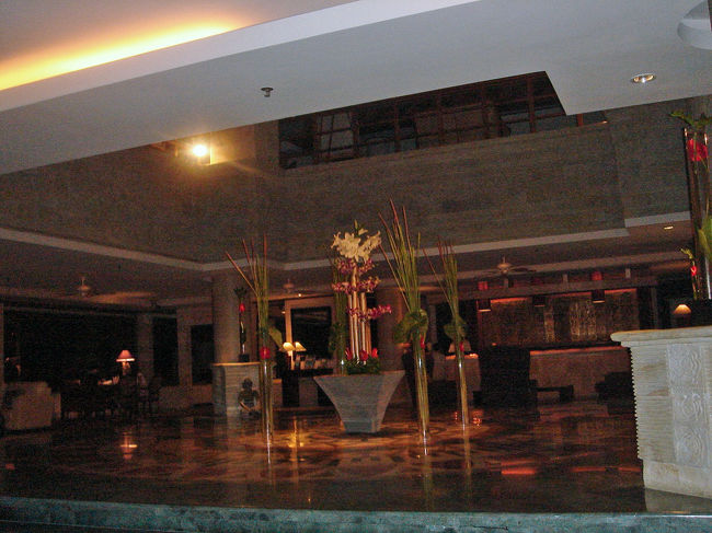 今回の宿泊は「ソフィテル　スミニャック　バリ」でした。<br />こちらはロビー。<br /><br />到着が夜だったので写りがよくないですが、<br />ロビー中央に素敵なお花が生けてあります。<br /><br />とってもセンスがよくて、<br />毎朝ロビー前を通るのが楽しみでした♪<br />
