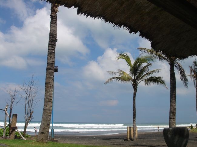 ホテル前のビーチにあるブレからの景色。<br /><br />毎日午前中はここで本を読んだりのんびりしてました。