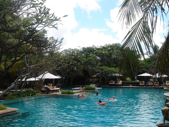 ホテルのプール