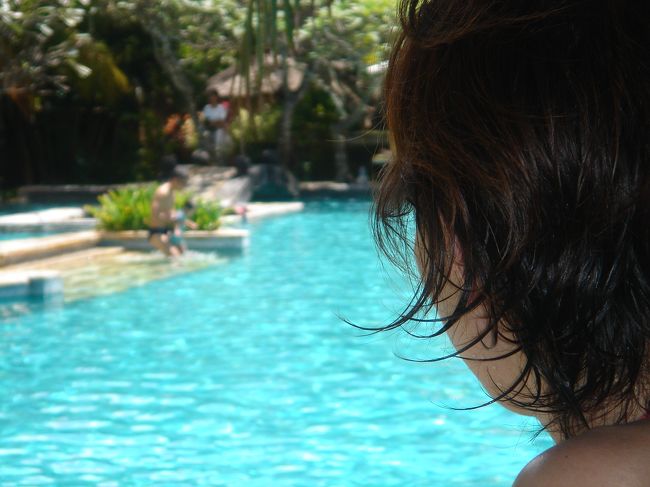 プールでのんびり