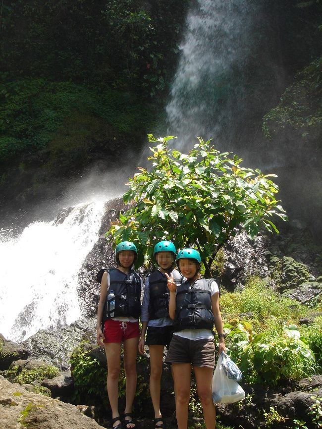 トラガワジャ川でラフティングをしてきました。<br /><br />景色もキレイだし、今まで体験したラフティングの中でナンバーワンの面白さ！<br /><br />