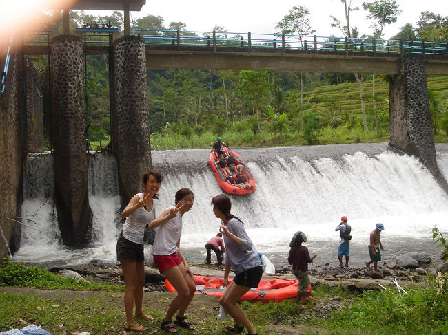 ラフティングのフィニッシュ地点。<br /><br />最後あの急流を下りました。<br />ちょっと怖かった〜<br /><br /><br />日頃の疲れが出たのか、このあと私はダウン。<br />スパ三昧のはずが、ホテルで２日間寝込むことに・・・。