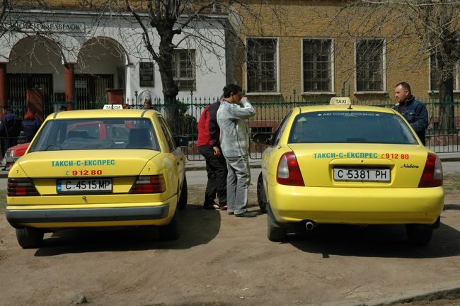 我々が借りきったタクシーです。外国人観光客を狙って不当に高い料金を請求するタクシーが多いそうです。この黄色の車体のタクシーが一番良心的だそうです。