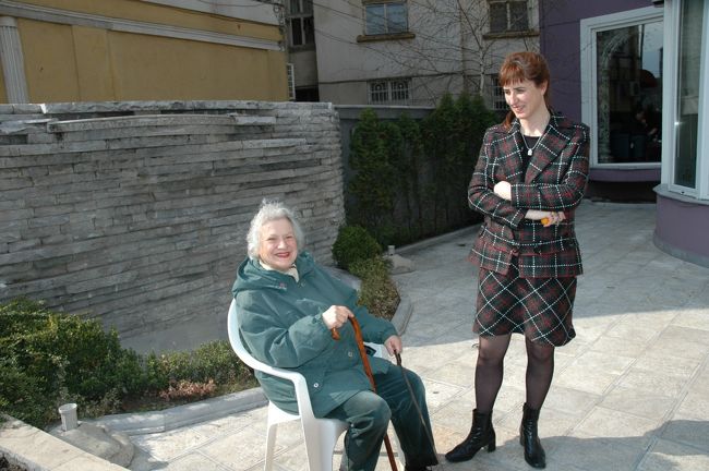 街で日向ぼっこをしているお年よりです。とても明るい表情をされていました。