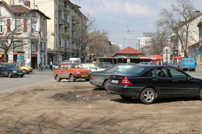 道路はでこぼこで、舗装が行き届いていません。