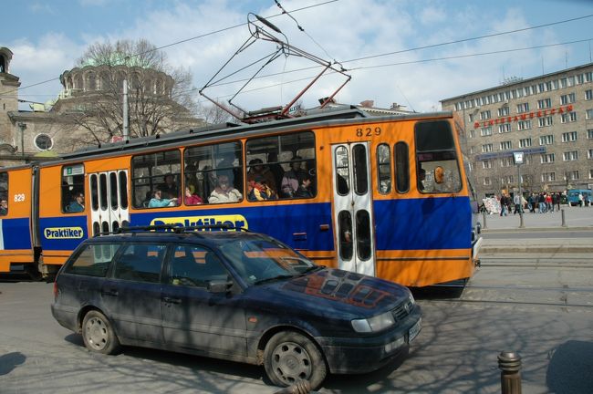 市電と車です。